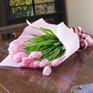 ホワイトデーに贈る「ピンクのチューリップの花束」。淡いピンクのチューリップだけの優しさ伝...