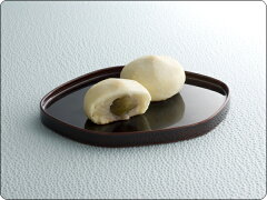 茨城名産梅の甘露煮が贅沢に一粒ごろんと入っています。サクサクのパイ生地の中には白味噌餡と...