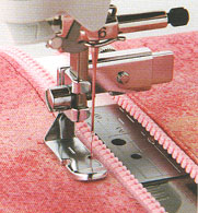 生地の端をぎりぎりの縫う際に便利な押さえですブラザーコンパクトミシン用片押さえ（ファスナ...