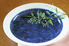 33センチの深皿。神秘的なほど美しい藍色の染付に魅了されます。【砥部焼 梅山窯】藍色の大皿(尺).