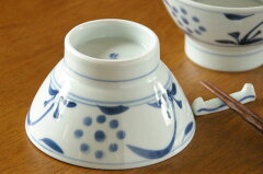 なめらかな白磁にやさしい藍色の染付に心なごむ。ごはんをたっぷり盛れる大き目サイズのお茶碗...