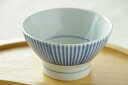 白磁に藍色のラインのすっきりシンプルな小ぶりの茶碗。ひとふでひとふで描かれた丁寧な手仕事...