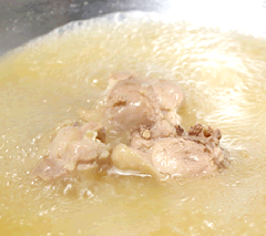 水炊きスープは新鮮な鶏ガラを6時間かけて煮出し、骨の髄から、旨みを引き出したコラーゲンスー...