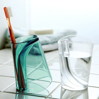 歯ブラシを立てつつ水を切れる！一つで二役のアイディアコップ