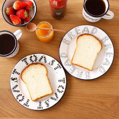 パンのお皿とトーストのお皿、そしてコーヒーのマグカップ。