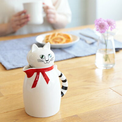 これは飾りたくなるぐらいかわいい。リサ・ラーソンのヴィンテージ作品をリデザインした猫のティーポット