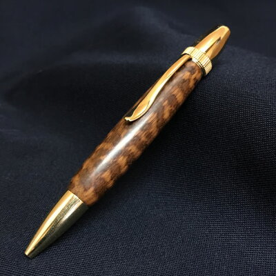 世界でもっとも希少な素材を使用した「木製ボールペン」