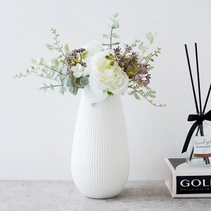 白を基調とした花瓶2