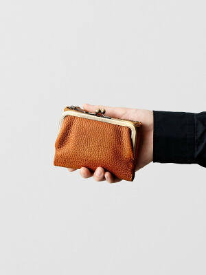 50代女性が品よく持てる人気のレディース二つ折り財布ブランドは土屋鞄製造所のトーンオイルヌメ がま口ポケット財布