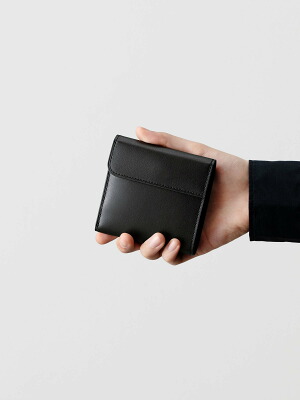 50代女性が品よく持てる人気のレディース二つ折り財布は、土屋鞄製造所のブラックヌメ スモールウォレット