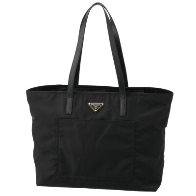 人気ブランドの通勤バッグは、プラダのRe-Nylon トートバッグ