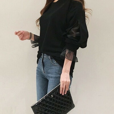 袖のフリルが可愛い黒シャツ×シンプルデニムコーデ