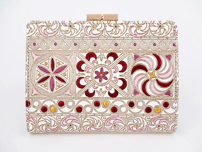 50代女性が品よく持てる人気のレディース二つ折り財布は、文庫屋大関の錦紗 ピンク 箱まち口金付き札入れ