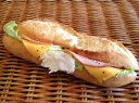 ミニのフランスパンにロースハムとチェダーチーズを挟んだフランス系のサンドイッチ☆カスクート